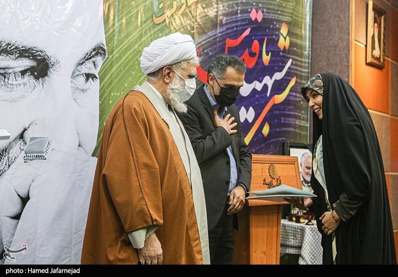 تجلیل از سمانه خلف زاده شاعر در مراسم  شب شعر مقاومت با عنوان  «شبی با شهید قدس» به مناسبت دومین سالگرد شهادت سردار حاج قاسم سلیمانی در فرهنگسرای رسانه