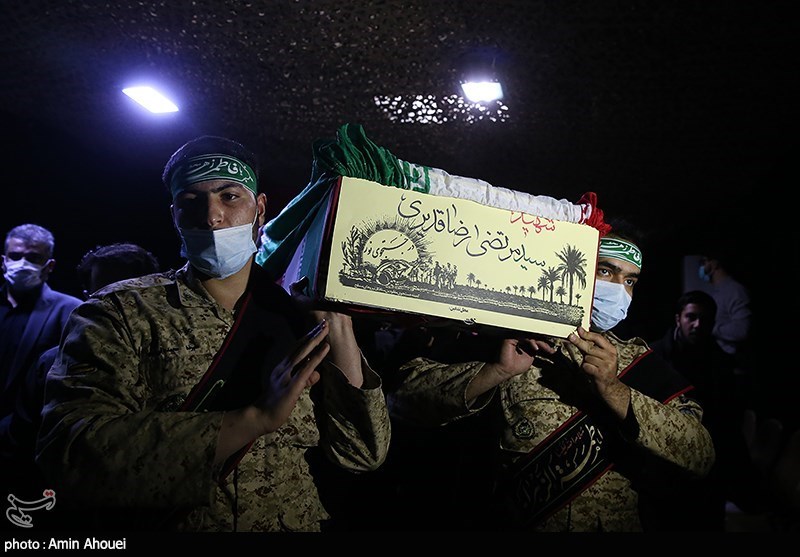 وداع با پیکر شهید سید مرتضی رضا قدیری بی سیم چی گردان کمیل