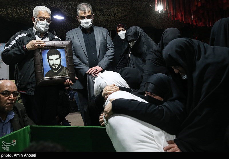 وداع با پیکر شهید سید مرتضی رضا قدیری بی سیم چی گردان کمیل