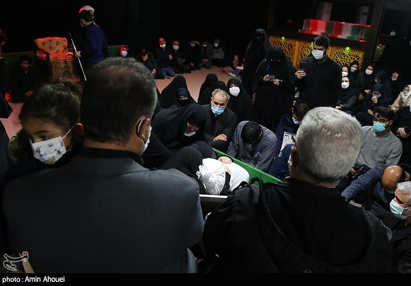 وداع با پیکر شهید سید مرتضی رضا قدیری بی سیم چی گردان کمیل