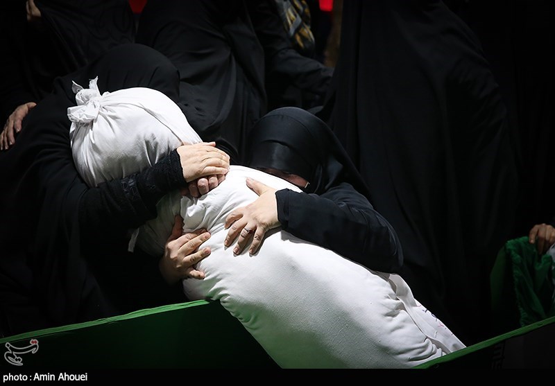 وداع با پیکر شهید سید مرتضی رضا قدیری بی سیم چی گردان کمیل