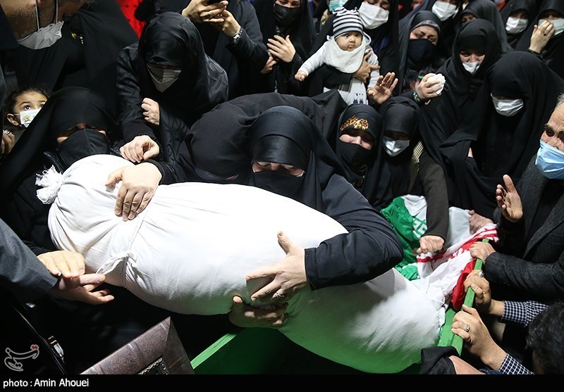 وداع با پیکر شهید سید مرتضی رضا قدیری بی سیم چی گردان کمیل