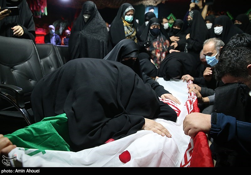 وداع با پیکر شهید سید مرتضی رضا قدیری بی سیم چی گردان کمیل