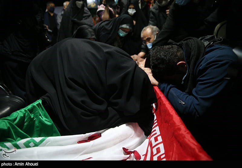 وداع با پیکر شهید سید مرتضی رضا قدیری بی سیم چی گردان کمیل