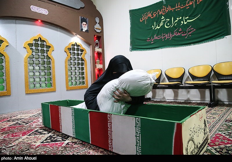 وداع با پیکر شهید سید مرتضی رضا قدیری بی سیم چی گردان کمیل