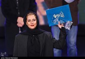طناز طباطبایی برنده سیمرغ بلورین بهترین بازیگر نقش اصلی زن  برای فیلم بی‌رویا 