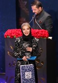  صدف اسپهبدی برنده سیمرغ بلورین بهترین بازیگر نقش مکمل زن  برای فیلم علف‌زار 