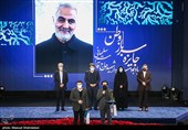 بهروز شعیبی برنده  سیمرغ ویژه سرباز وطن و نگاه ملی در مراسم اختتامیه چهلمین جشنواره فیلم فجر