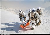 حمل مجروح در مناطق برفی وکوهستانی با استفاده از بسکت توسط نیروهای تیپ ویژه صابرین