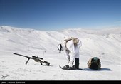 یکی از نیروهای تیپ ویژه صابرین در حال بستن راکت برف است