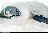  ایجاد جان پناه ( غار برفی ) برای زندگی در شرایط نامساعد جوی توسط نیروهای تیپ ویژه صابرین
