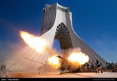 شلیک توپ در مراسم تحویل سال 1400 در میدان آزادی تهران