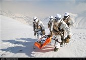 تمرین حمل مجروح توسط نیروهای تیپ ویژه صابرین در مناطق برفی وکوهستانی با استفاده از بسکت 