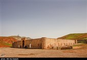 کاروانسرای شاه عباسی گویجه بل یکی از بناهای تاریخی اصلی و ثبت شده شهرستان اهر است. این کاروانسرا با توجه به اسناد تاریخی متعلق به دوره صفویه است و در گذشته از آن به عنوان کاروانسرای کوهستانی استفاده شده است.