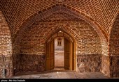 کاروانسرای شاه عباسی گویجه بل یکی از بناهای تاریخی اصلی و ثبت شده شهرستان اهر است. این کاروانسرا با توجه به اسناد تاریخی متعلق به دوره صفویه است و در گذشته از آن به عنوان کاروانسرای کوهستانی استفاده شده است.