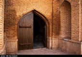 کاروانسرای شاه عباسی گویجه بل یکی از بناهای تاریخی اصلی و ثبت شده شهرستان اهر است. این کاروانسرا با توجه به اسناد تاریخی متعلق به دوره صفویه است و در گذشته از آن به عنوان کاروانسرای کوهستانی استفاده شده است.
