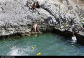 آب تنی در چشمه علی 