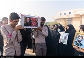 صبح یکشنبه پیکر  شهید مدافع حرم سردار عبدالله اسکندری با استقبال گسترده مردم و مسئولین وارد شهرستان لامرد شد.