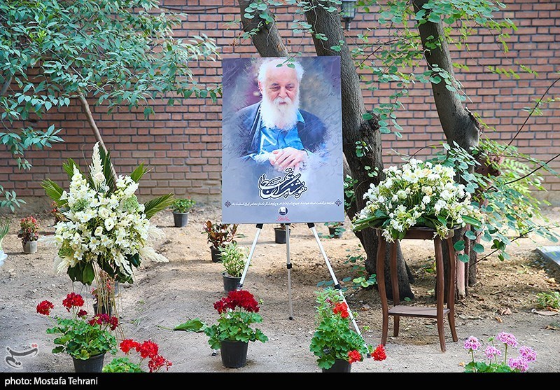 یادمان مرحوم ابتهاج در کنار درخت ارغوان