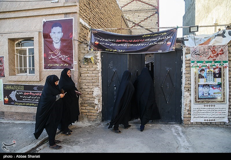 حضور خانواده های شهدا در منزل شهید عجمیان