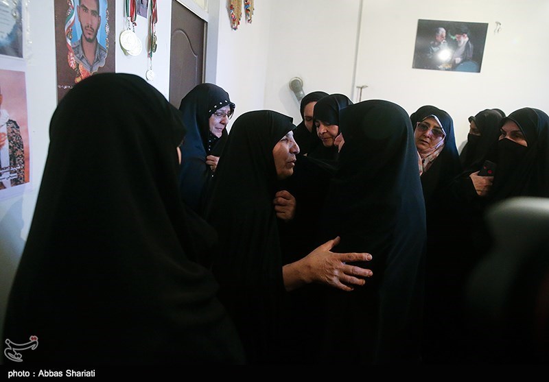 حضور خانواده های شهدا در منزل شهید عجمیان