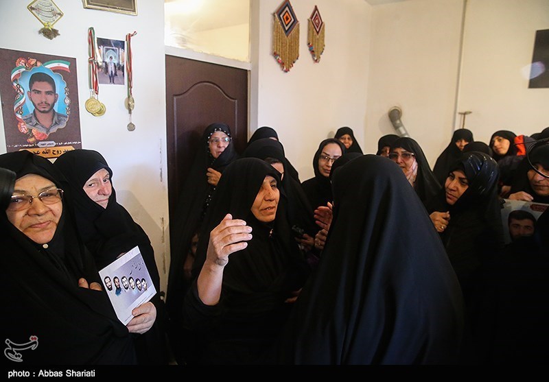 حضور خانواده های شهدا در منزل شهید عجمیان