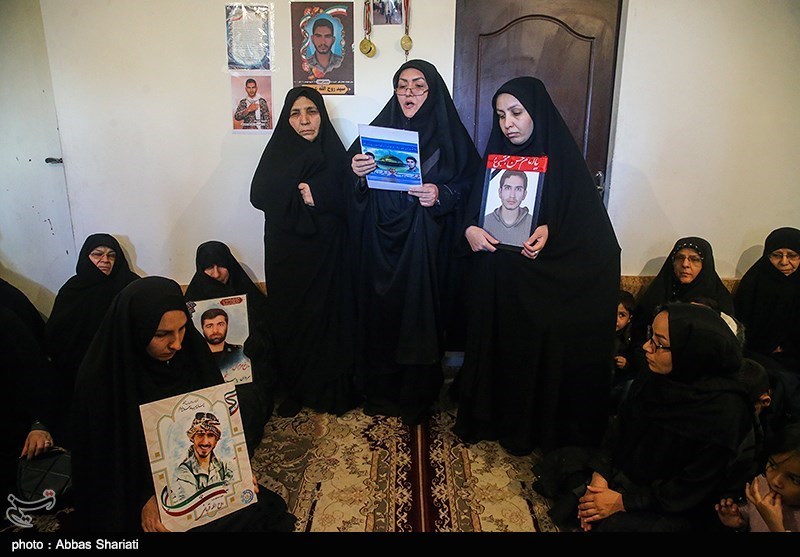 حضور خانواده های شهدا در منزل شهید عجمیان