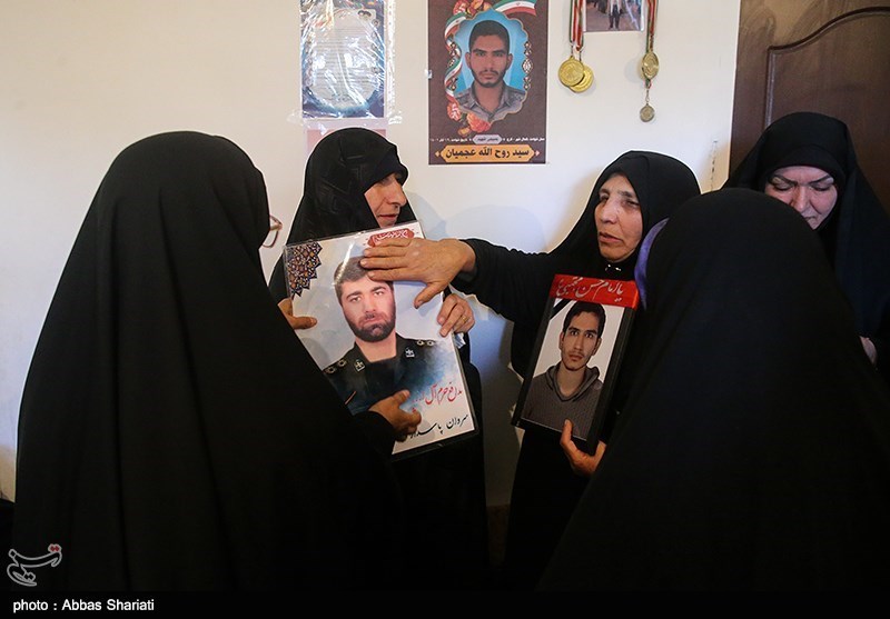 حضور خانواده های شهدا در منزل شهید عجمیان