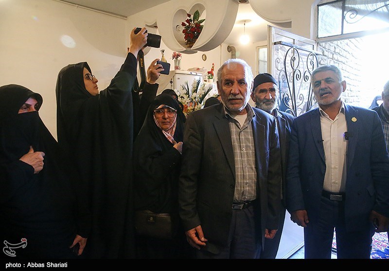 حضور خانواده های شهدا در منزل شهید عجمیان