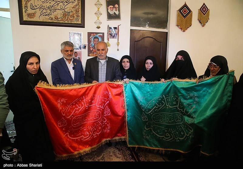 حضور خانواده های شهدا در منزل شهید عجمیان