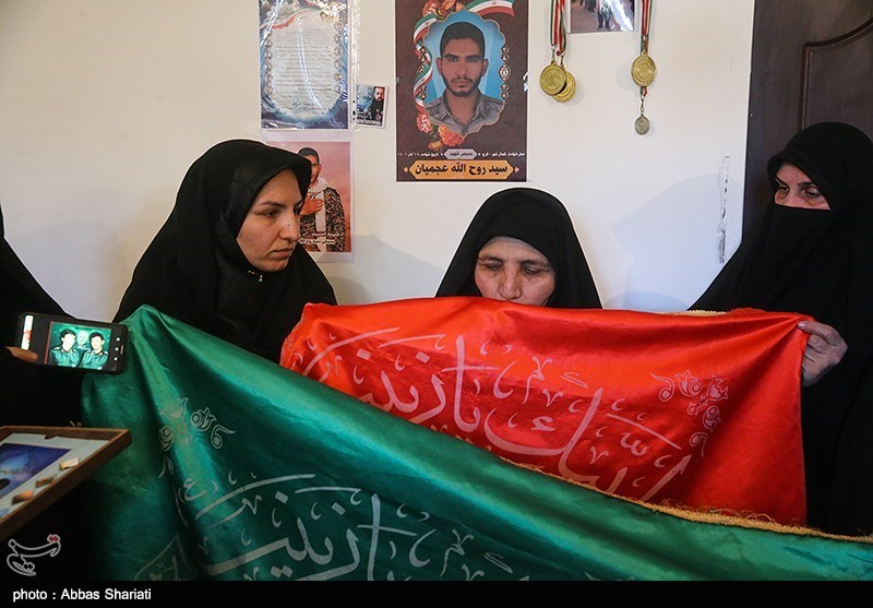 حضور خانواده های شهدا در منزل شهید عجمیان