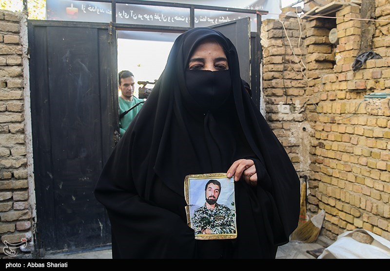 حضور خانواده های شهدا در منزل شهید عجمیان