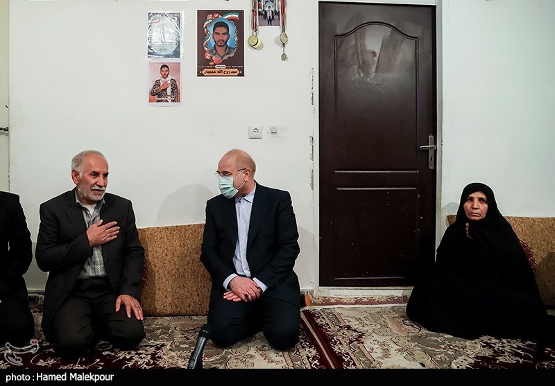 حضور رئیس مجلس در منزل شهید مدافع امنیت روح‌الله عجمیان