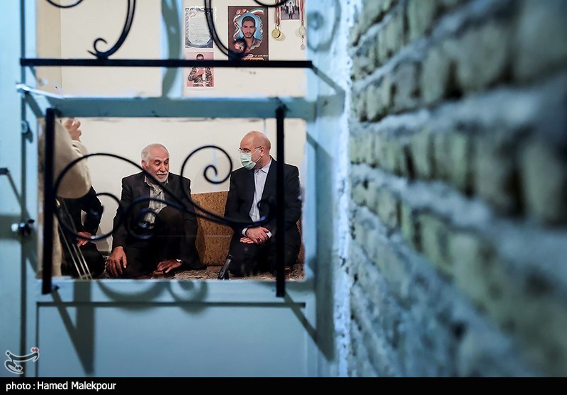 حضور رئیس مجلس در منزل شهید مدافع امنیت روح‌الله عجمیان