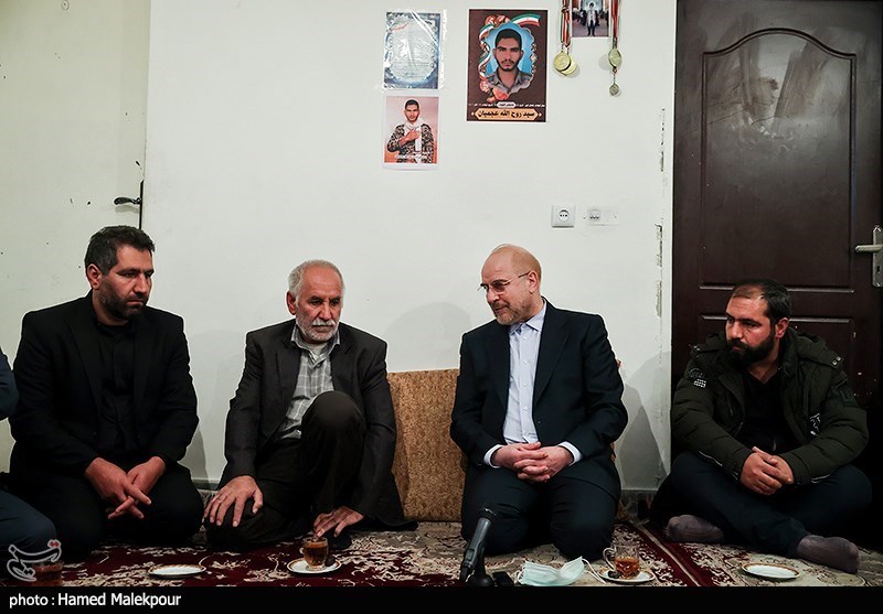 حضور رئیس مجلس در منزل شهید مدافع امنیت روح‌الله عجمیان