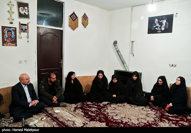 حضور رئیس مجلس در منزل شهید مدافع امنیت روح‌الله عجمیان