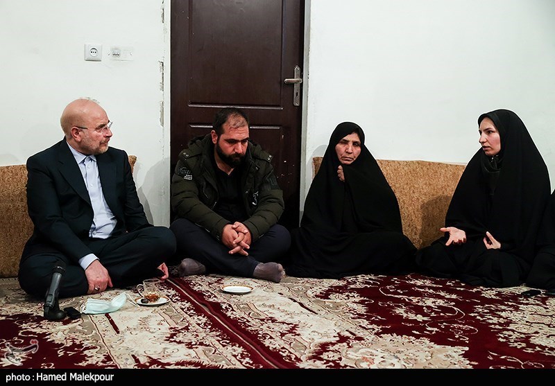 حضور رئیس مجلس در منزل شهید مدافع امنیت روح‌الله عجمیان