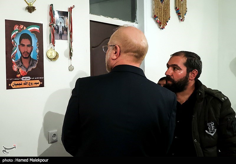 حضور رئیس مجلس در منزل شهید مدافع امنیت روح‌الله عجمیان