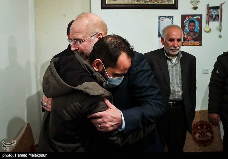 حضور رئیس مجلس در منزل شهید مدافع امنیت روح‌الله عجمیان