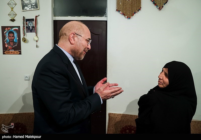 حضور رئیس مجلس در منزل شهید مدافع امنیت روح‌الله عجمیان