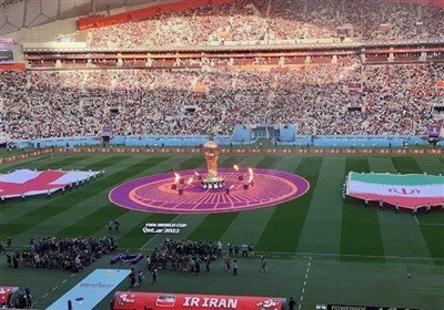 حاشیه بازی ایران ـ انگلیس| از کنایه تماشاگران ایرانی به مدافع انگلیس تا بوسه بیرانوند بر پرچم + عکس و فیلم