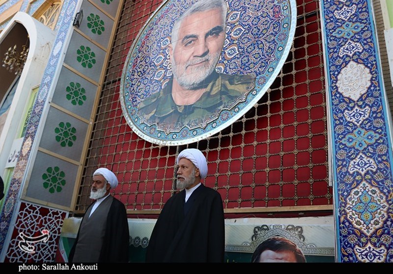 آیت الله دژکام نماینده ولی فقیه در استان فارس و امام جمعه شیراز در گلزار شهدای کرمان