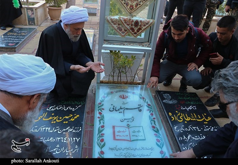 آیت الله دژکام نماینده ولی فقیه در استان فارس و امام جمعه شیراز در گلزار شهدای کرمان