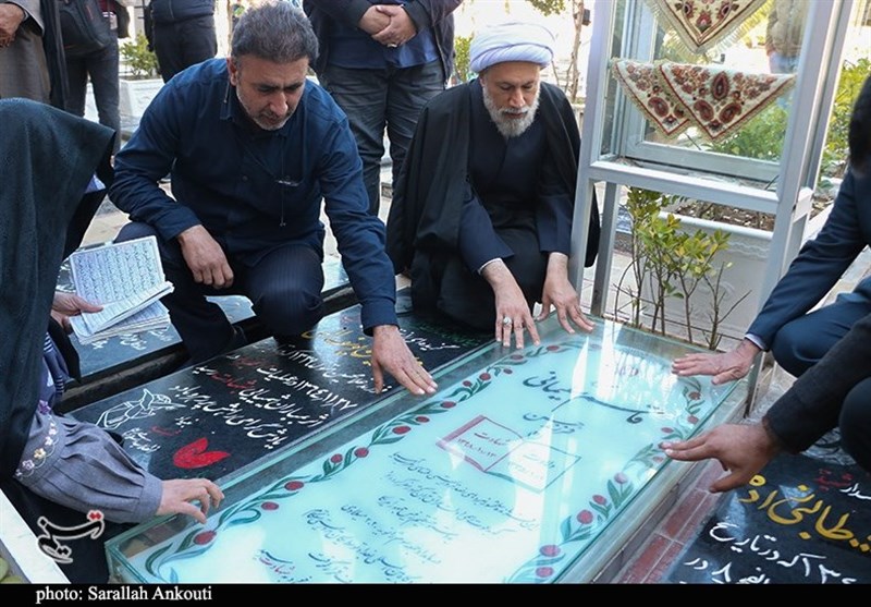 آیت الله دژکام نماینده ولی فقیه در استان فارس و امام جمعه شیراز در گلزار شهدای کرمان