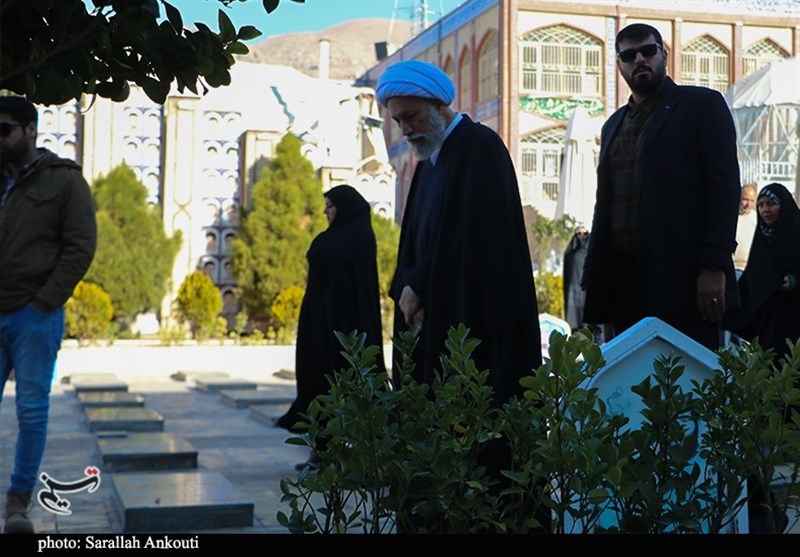 آیت الله دژکام نماینده ولی فقیه در استان فارس و امام جمعه شیراز در گلزار شهدای کرمان