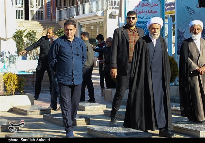 آیت الله دژکام نماینده ولی فقیه در استان فارس و امام جمعه شیراز در گلزار شهدای کرمان