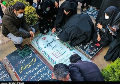 حال و هوای غریب ‌گلزار شهدای کرمان / ابراز ارادت قومیت‌ها و ملیت‌های مختلف به حاج قاسم + فیلم