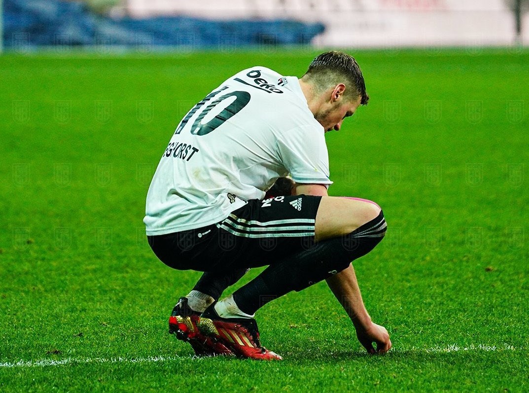 تیم فوتبال منچستریونایتد انگلیس , تیم فوتبال برنلی انگلیس , باشگاه فوتبال بشیکتاش , تیم ملی فوتبال هلند , 