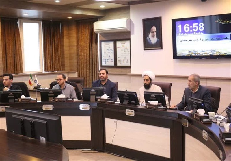 تقدیم بودجه 1402 شهرداری همدان در صحن شورای شهر