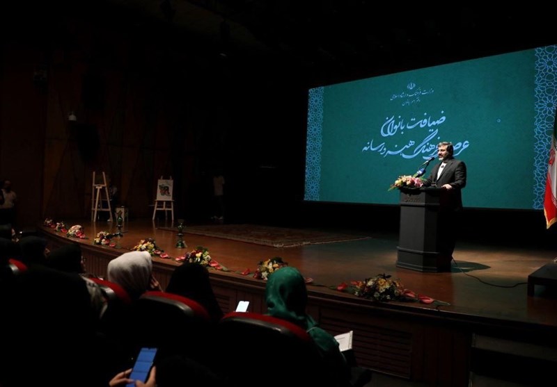 وزیر ارشاد در مراسم تجلیل از بانوان هنرمند